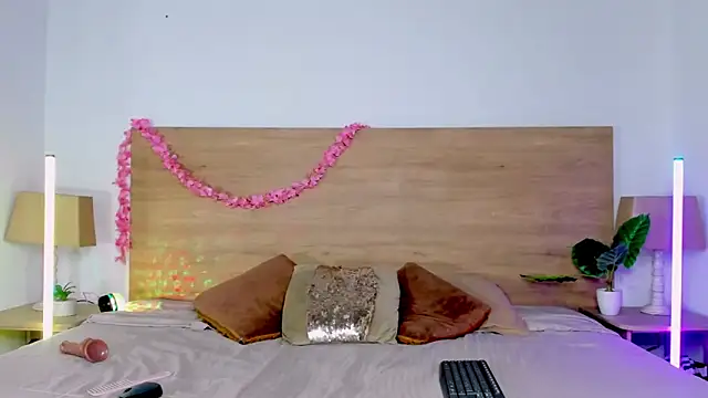 LaraRous webcam