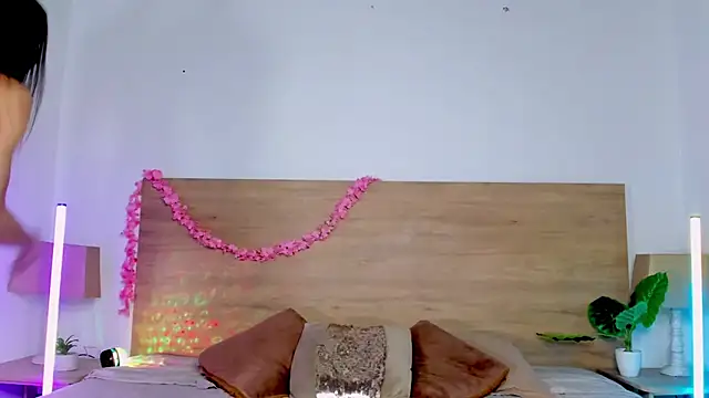LaraRous webcam