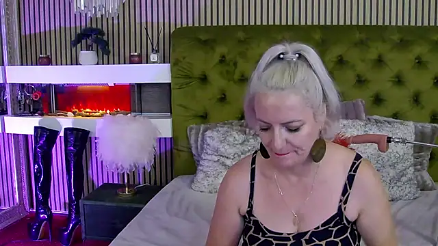 LadyTouch live cam on StripChat