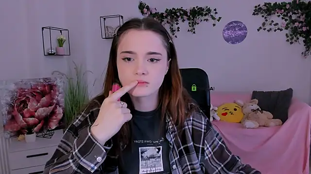liana_kisses (F teen) - show tits