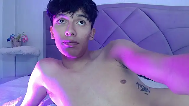 ethan_twink22 live cam on StripChat