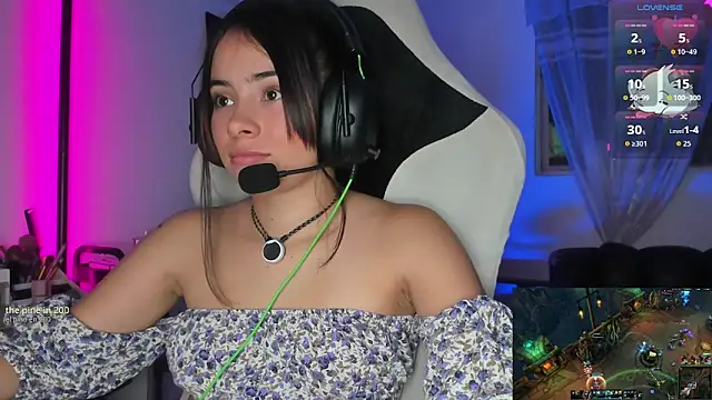 aishellyng20_ webcam