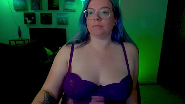 KiraSpitQueen webcam