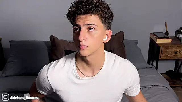 salvatore_romanoo live cam on StripChat