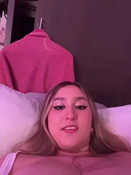 MoraInFire live cam on StripChat