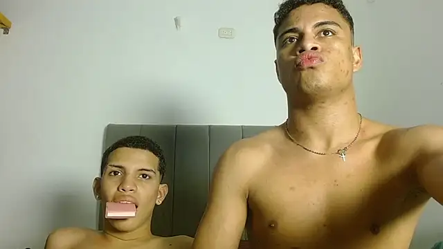 Jose_And_Daniel live cam on Stripchat