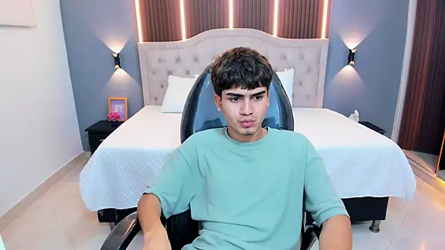 Tommy18__ live cam on StripChat