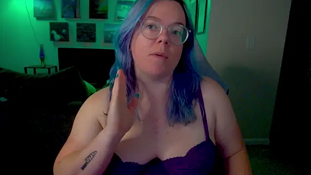 KiraSpitQueen webcam