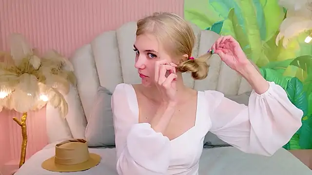 4example_Chloe webcam