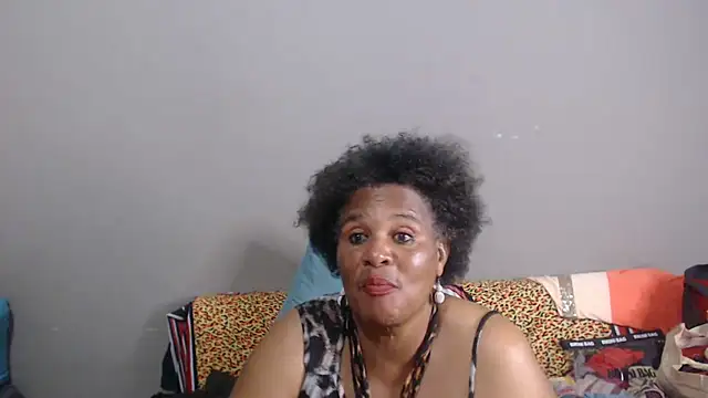 GrandBustyMelon webcam