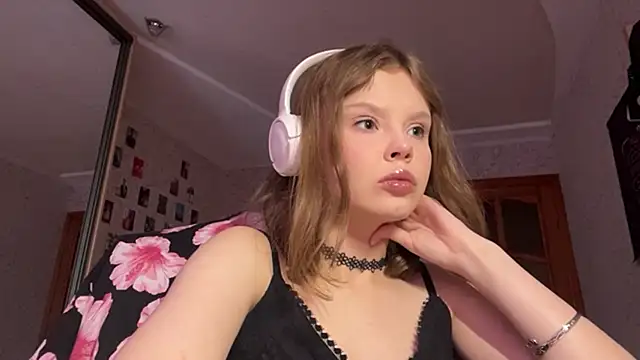 Vivienneyourdream webcam