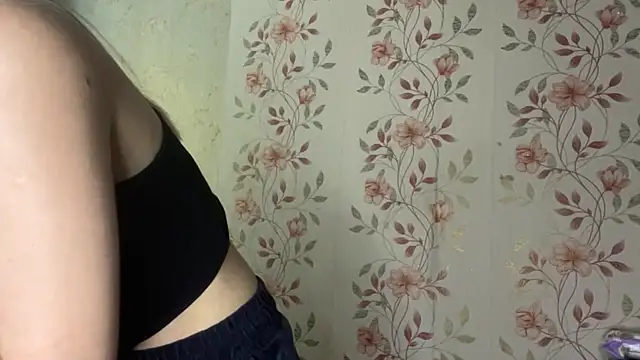 whitepowergirl (F teen) - Lick my sexy lips close to you