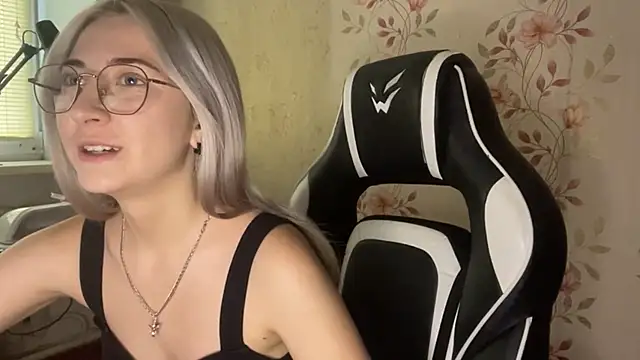 WhitePowerGirl webcam