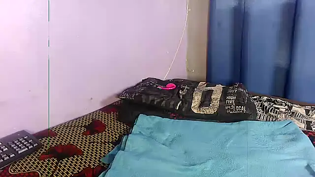 CurvyLara webcam