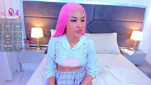 mia_poppy__ webcam
