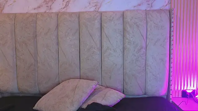 Alahia_Bloom webcam