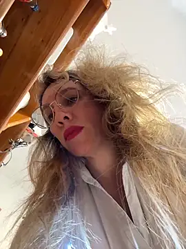 gatitacarlita (F milf) - Leaning on the desk😈 show ass