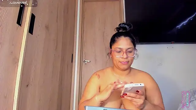 iriss_25 live cam on StripChat