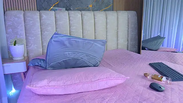 mia_scot webcam
