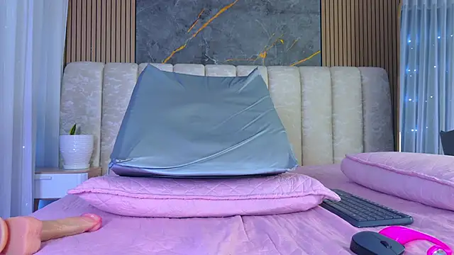 mia_scot webcam