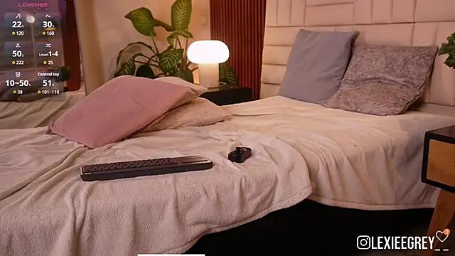 lexiee_grey_ webcam
