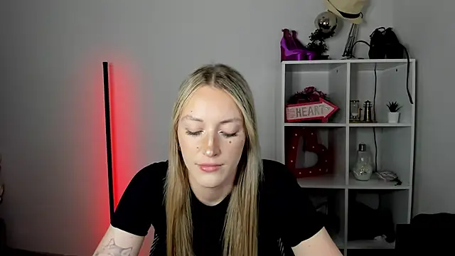 EvelynBlond webcam