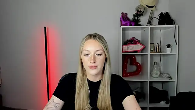 EvelynBlond webcam