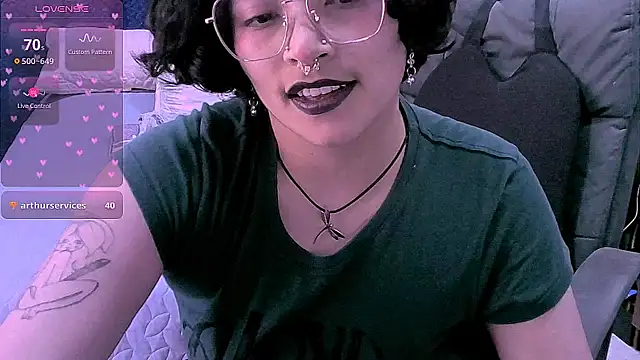 NinaYellow live cam on StripChat