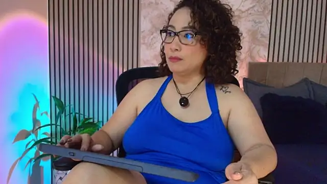 juliramirez (F milf) - show ass more oil