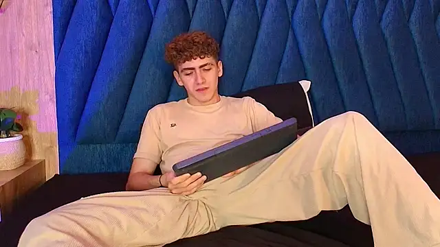 Tyler_Mcrey live cam on StripChat