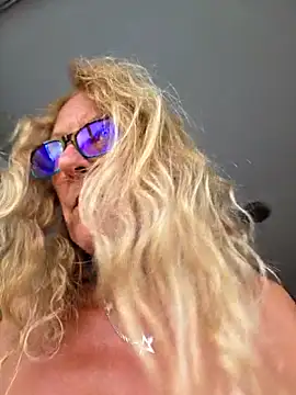 HotWifeLyn68 live cam on StripChat