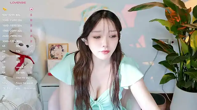 Yiluo95 live sex cam