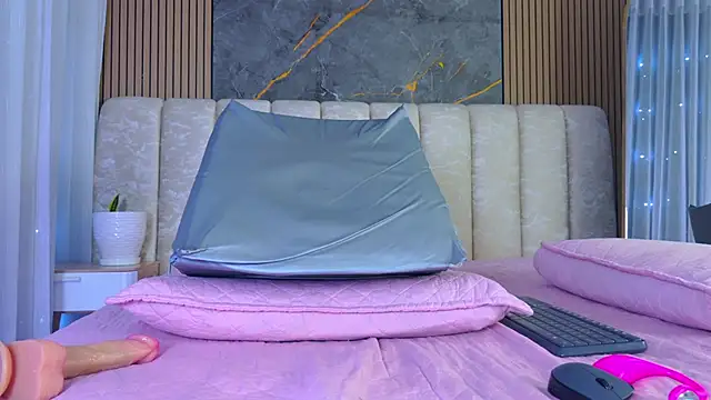 mia_scot webcam