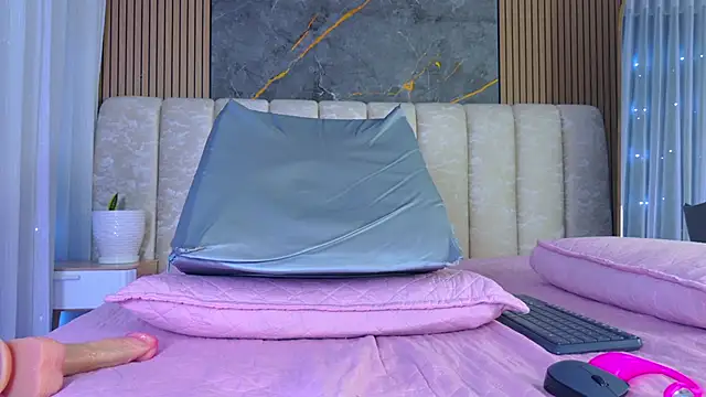 mia_scot webcam