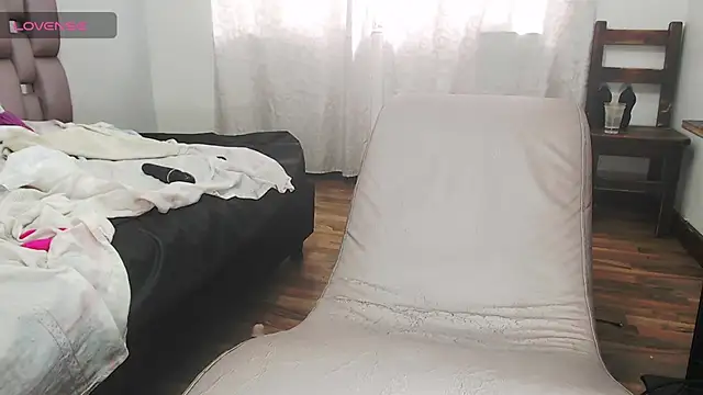 Kittywhiteass webcam