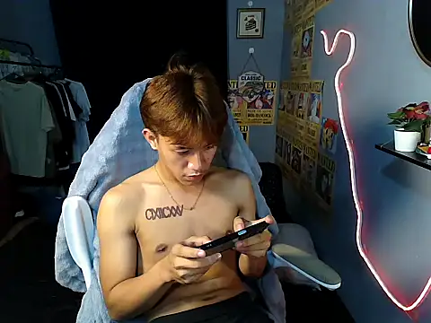 naughtyboyloy_0 live cam on StripChat