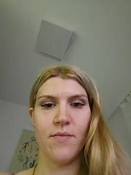 HotBlondie69 webcam