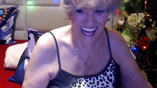 HappyWomanOn webcam