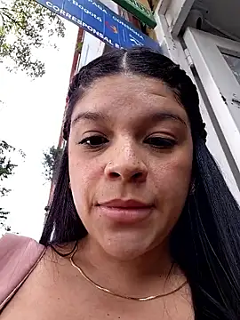 Layla-daring webcam