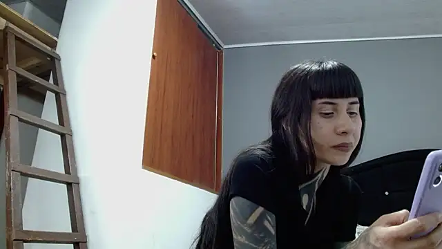 Emilia_1995 live cam on StripChat