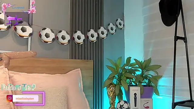 Elise-Leyton live cam on StripChat