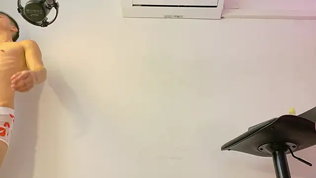 LeoTease webcam