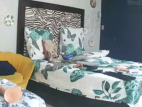 CurvyAssXxX21 webcam