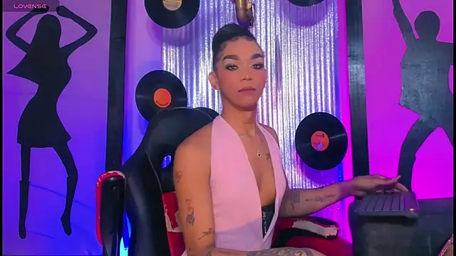 nickyminach_ webcam