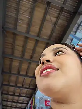 colibri_xxx (F young) - PLAY PUSSY IN THE MALL