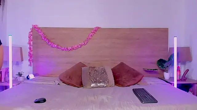 LaraRous webcam