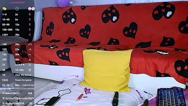 IssaNoirs live cam on StripChat
