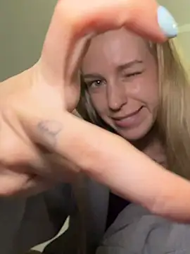 kira_mia Live Webcam on Stripchat