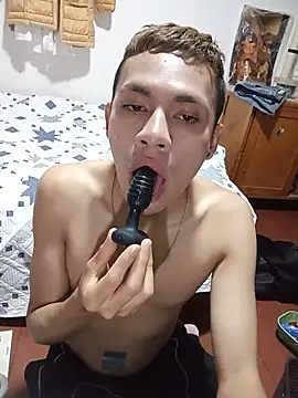 NekoboiPetiole live cam on StripChat