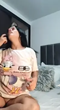 CurvySara1 webcam